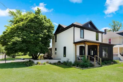 Breezy Chic: Fresh Spring Vibes at The Modern Oak walkable to town!