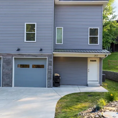 Quiet and cozy new townhome minutes from the mall exit.