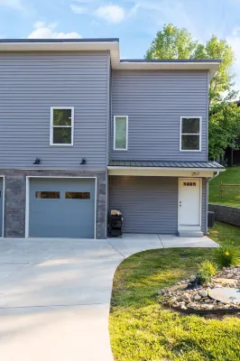 Quiet and cozy new townhome minutes from the mall exit.