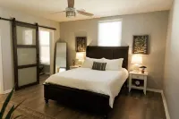 "The Homestead" UPSCALE STAY - Downtown with Yard