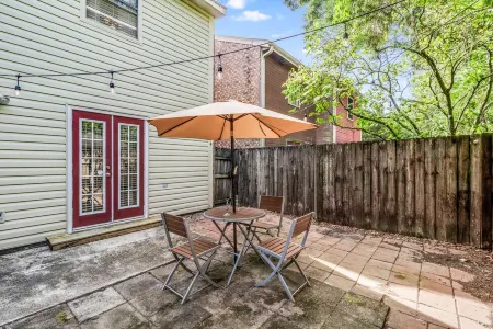 LALALAND -2 master suites, king bed,  comfort & location “No chores” at checkout Отели в г. Лафайетт