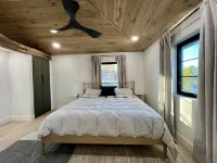 Completely remodeled luxury 3 bedroom, 3 bathroom House in quiet country setting Hotel a Kickapoo Township