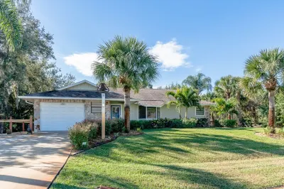 🍹🌞 Cabana Paradise! Heated Pool, Poolside TV and Tiki Bar, Near Beaches!