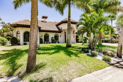 LUXURY HOUSE BY THE CANAL , Pets welcome 😀🐕. Hotels near Siesta Key