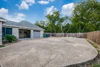 Spacious 5Br Retreat w/ Pool, Hot Tub, Game Room & Pool Table - Sleeps 14