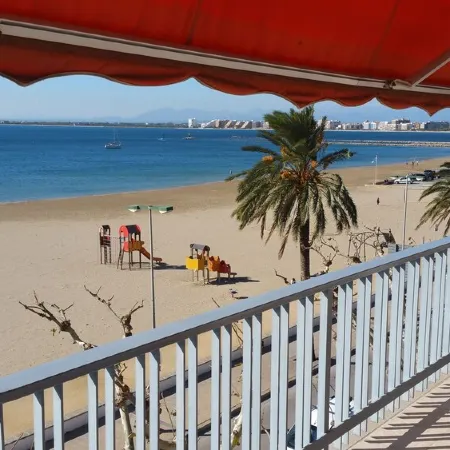 Roses: Super Apartment on the Beachfront in Downtown