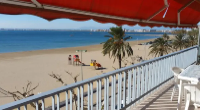 ROSES Super apartment PREMIERE LIGNE de MER for 6.- 8 PERSONES CENTRE VILLE