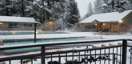 7th Mt Resort HotTub IceSkate 2B2B pet ok SKI best Location Awesome Memories Отели рядом с достопримечательностью «Хай Десерт Музеум»