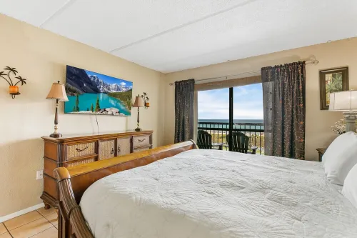 Beach view 3 bedroom condo 2 minute walk from the beach!