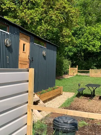 Shepherds Hut with Scandinavian Hot Tub and hydromassager Отели в г. Нью Форест Дистрикт