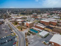 Cheerful Pet-Friendly Bungalow 1 Block from Downtown Laurens