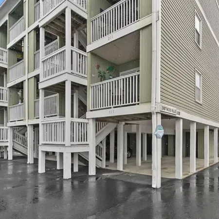 Island Time is the Best Time! 1BR, 1BA, Full Kitchen, Balcony, Pool, etc.