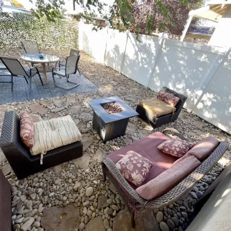 Spacious & Stylish, Private Hot Tub, Huge Kitchen, Fenced Yard, Firepit, & BBQ!