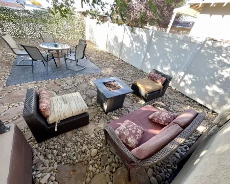 Bright, Huge Kitchen, Private Hot Tub, Fireplace, & BBQ! Walk to Downtown Price! Отели в г. Карбон Каунти