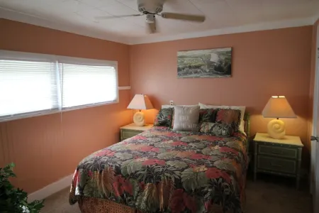 Fishing Cottage With 250 ft dock and boat slip 2 miles to the Atlantic Ocean Отели в г. Сейнт Луси