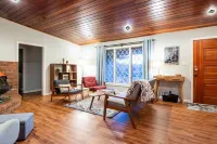 Mariposa Retro Retreat, Mid-Mod style and easy walk to town