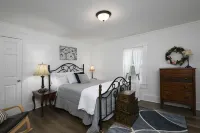 Charming Country Cottage Retreat -  Walking distance to Downtown