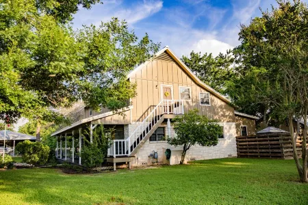 Gorgeous Home w/Wrap Around Porch & Texas Windmill - 2 mins from Main St
