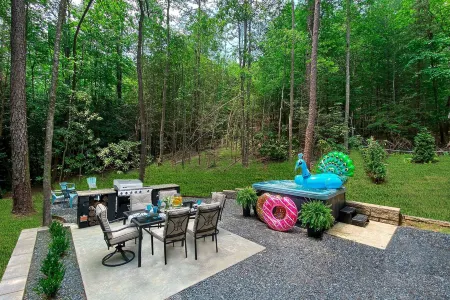Cabin w/Hot tub+Outdoor Kitchen+Firepit near ATV & SXS Trails~8mns to Helen, GA!