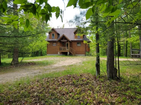 Amazing location in Irons Michigan is the fabulous Cool Creek Chalet.