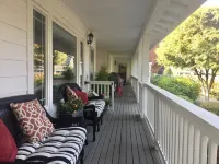 Historic Haven Across From Puget Sound High Speed Internet. Hôtels à : Hansville