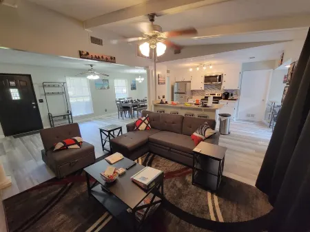 Peaceful Hideaway -5mins to base, Outdoor Pool, W+D, 3/2