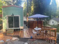 Tiny House with 2 lofts for sleeping. Just a mile from Grass Valley.