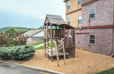 Walk-IN 3 Bedroom 2 Full Bath Luxury Condo, Sleeps 12 Lake View & Mins from SDC!