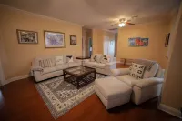 5 miles to Bourbon St Historic Neighborhood of Old Arabi. Family friendly!