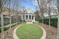 Historic, Luxury House in Prime Location Peterson-Dumesnil House 주변 호텔