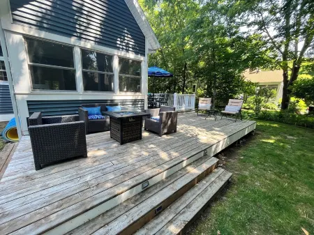 BEAUTIFUL HOUSE, PERFECT FOR TWO FAMILIES! SHORT WALK TO BEACHES AND TOWN! Отели рядом с достопримечательностью «Blue Stairs - Kids' Corner Beach Access»