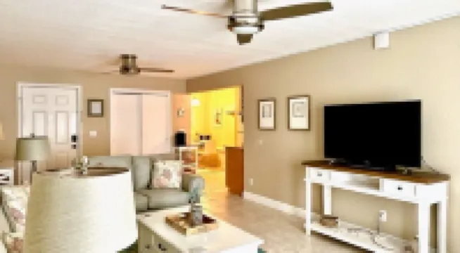 Unit #216 Minutes to the beach! So cute & spacious w/ peek a boo view of Gulf! 레딩턴 비치 호텔