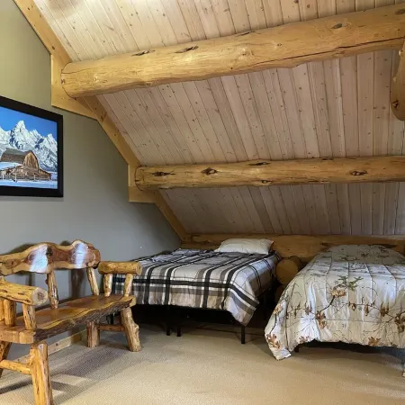 Tweek's Cabin- luxury cabin with yard, fire pit, and hot tub!!!
