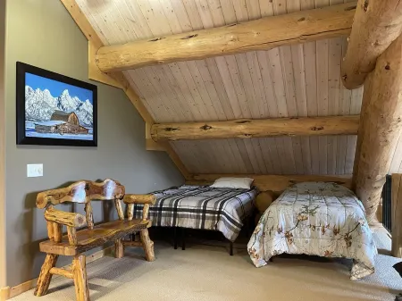 Tweek's Cabin- luxury cabin with yard, fire pit, and hot tub!!!