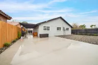 Newly Remodeled Modern Great Location 4BR 7 Beds Close to Many Attractions