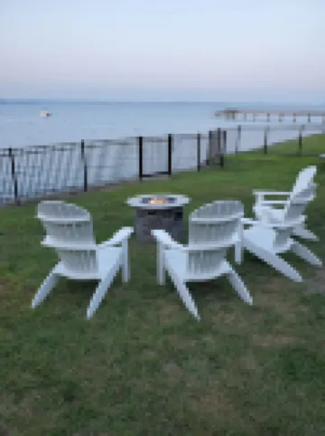 Cozy Cottage Waterfront Home In Portsmouth Hotels in Portsmouth