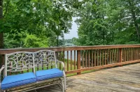 Shangri-La -dogs friendly, firepit, wifi, 2 kayaks, 2 kitchens, and a Pool Table