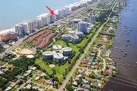 Luxury 2 bd 2 ba Beach Front - Top-Floor, Golf, pools, hot tub, walk to grocery Hotel a Daytona Beach Shores
