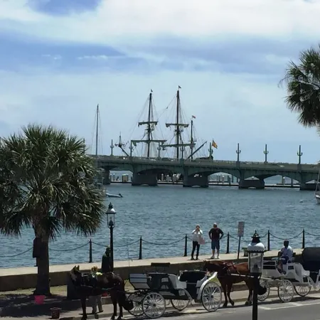 C7 Perfect location in city center, near beaches, private patio, free parking!