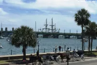 C7 Perfect location in city center, near beaches, private patio, free parking!