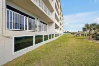Family Beachfront Condo - Cocoa Beach Boardwalk - Pool