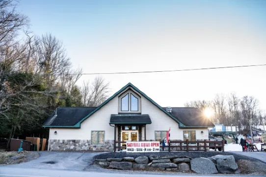 Cozy 4BR Escape in Amenity Filled Hideout