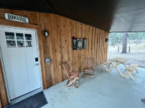 Newly remodeled ranch bunkhouse, just 35 min from Kings Canyon