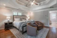 Upscale 4BR Walk to Stadium and Downtown