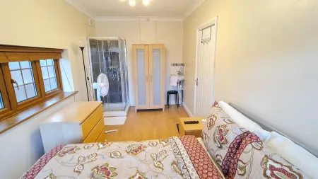 London Luxury House Sleeps 16 , Close to Tube, Free Parking, Garden,  Free Wifi Отели в г. Редбридж