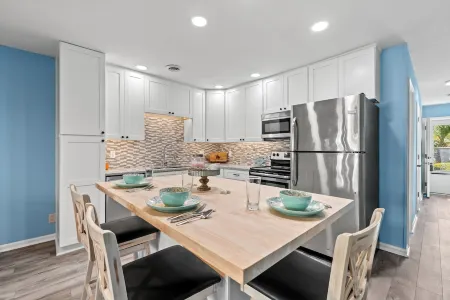 Cozy Pool side Condo, 5 min from the beach!