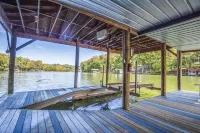 "A Place To Land" on WATTS BAR LAKE with a PRIVATE BOAT DOCK!
