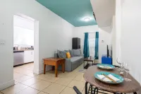 Cute little home with free parking - La Haciendita Hotels in West Little River
