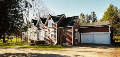 Charming and Spacious 5Br Located in the Heart of Waitsfield. Close to Amenities Hotels near Waitsfield Covered Bridge