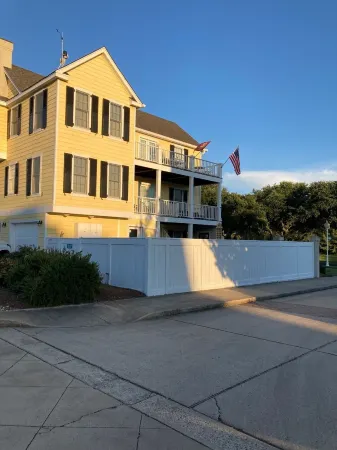 BEAUTIFULLY DECORATED ~ CLOSE TO THE BEACH ~ 5 BEDROOM/4 BATH